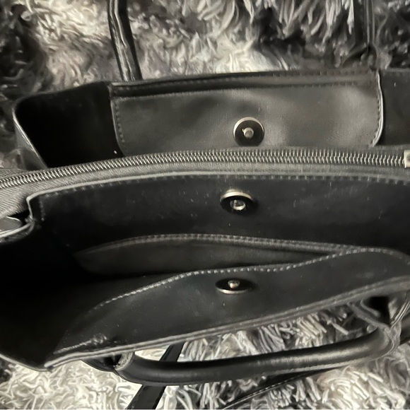 Almost Like New: Black Handbag With Arm Strap Zipper Button Style - Picture 3 of 9
